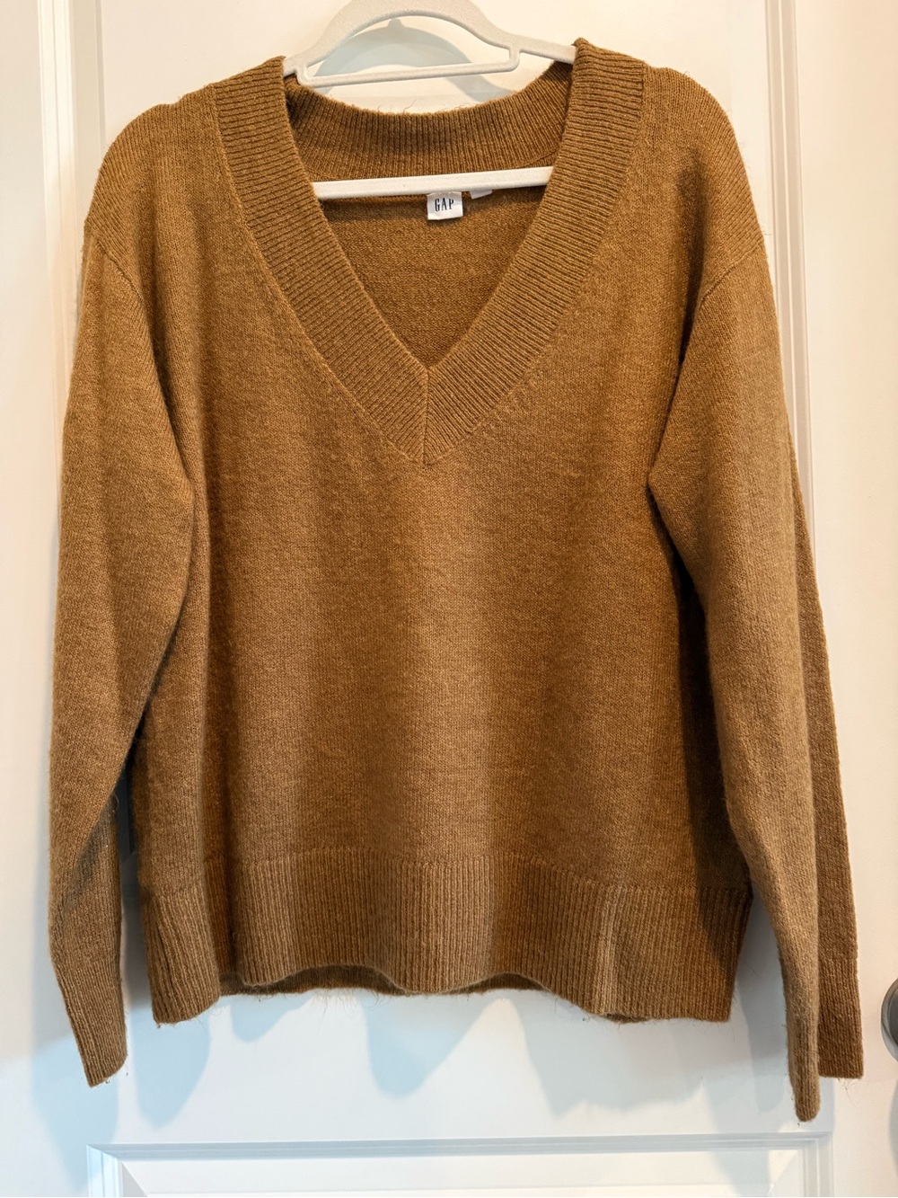 GAP Women's V-Neck Sweater in Camel Brown